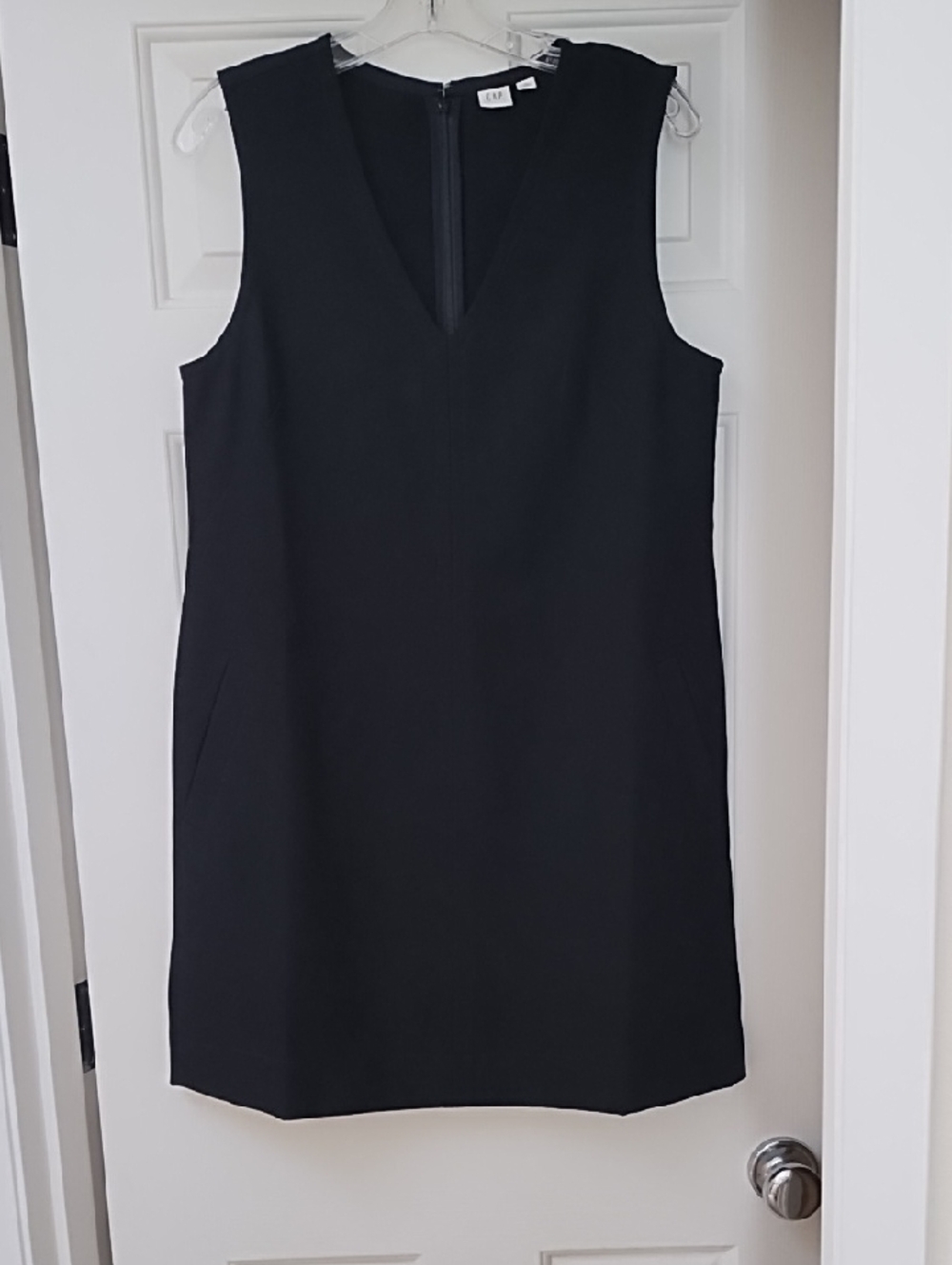 GAP Black Sleeveless V-Neck  Shift Dress w. Pockets Darling!